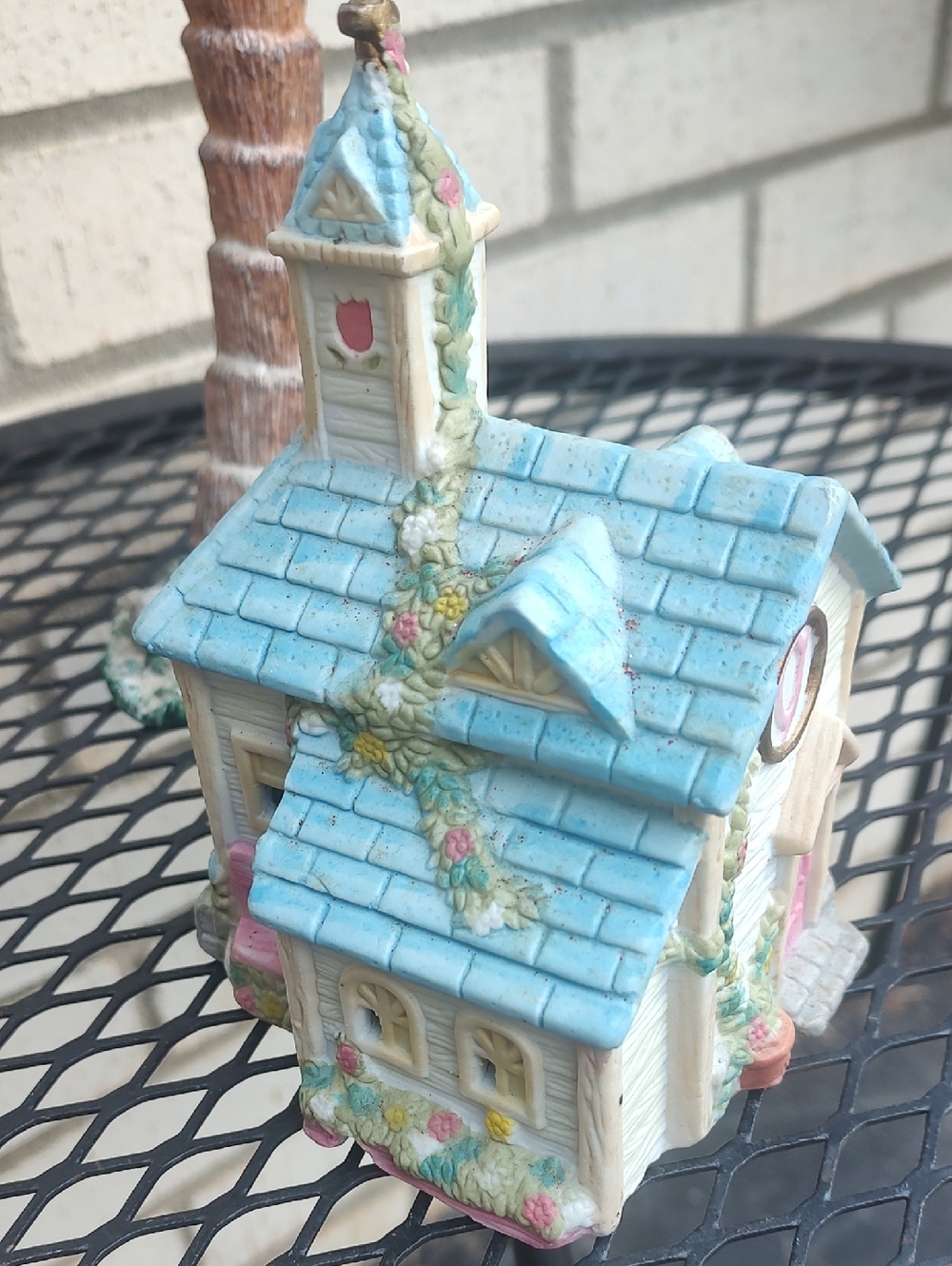 Spring Time Church Figurine - - Picture 6 of 7